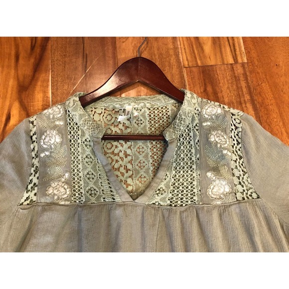 Boutique Small Top - Flowy with Lace - Soft Green - Picture 2 of 5
